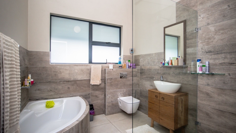 5 Bedroom Property for Sale in The Coves North West